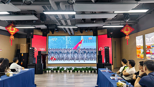 <b>一禾科技員工齊聚多功能演示廳，共睹九三閱兵盛況！</b>